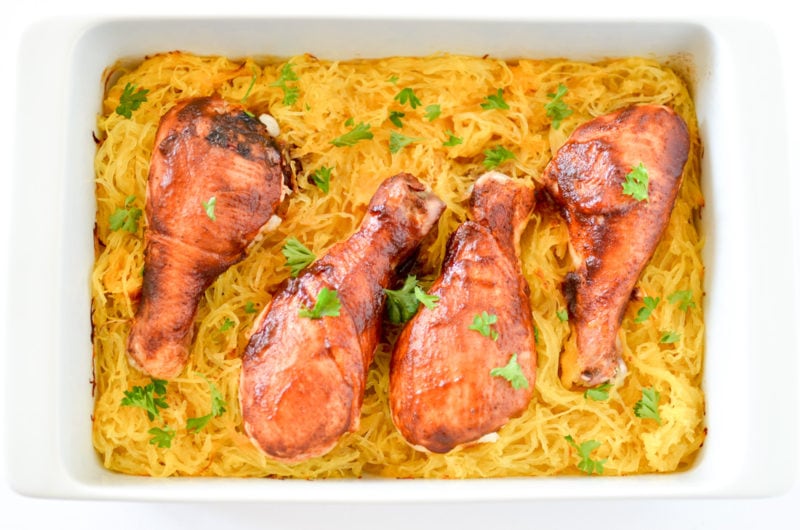 Jednohubky na grilování Pikantní kuřecí paličky na špagety-, One Dish Spicy BBQ Chicken Drumsticks Spaghetti Squash