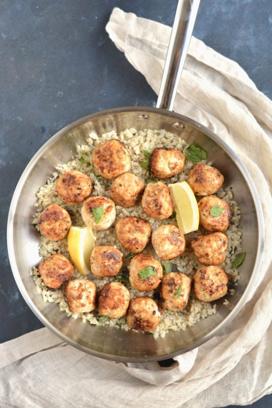 Köttbullar av morot med mynta och blomkålsris