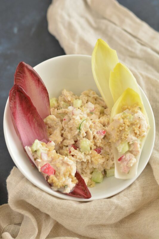 Insalata di tonno e quinoa con involucri di indivia